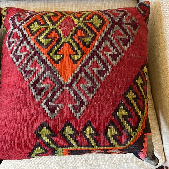 Vintage Turkish pair Kilim 20”/20” pillow and cover. Set of 2. - Picture 2 of 5